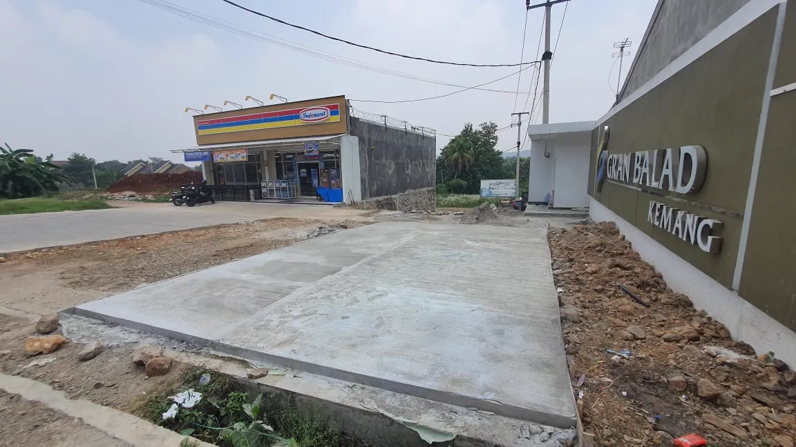 Foto asli gerbang Gran Balad Kemang dengan Indomaret di sebelahnya